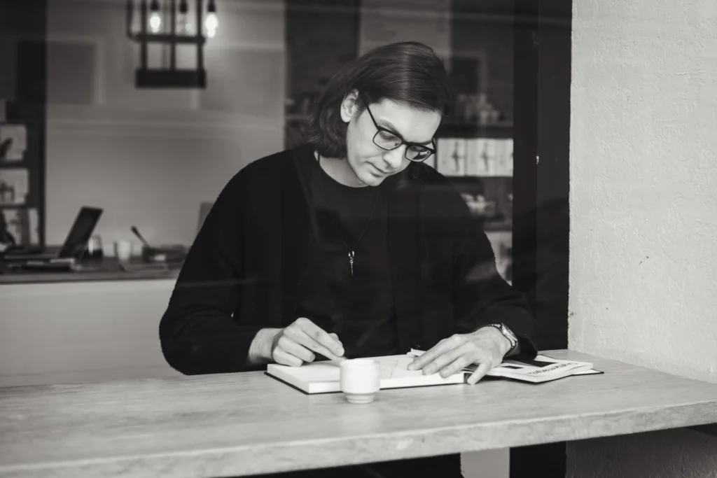 Ben Toepel, Webdesigner und Grafikdesigner, am Entwürfe zeichnen in einem Café in München
